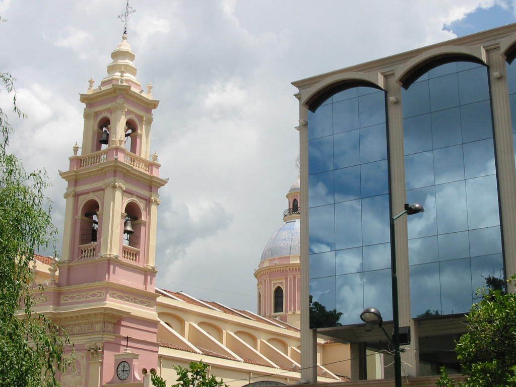 Modern and classic architecture - Cathedral and a bank by Fëarandir