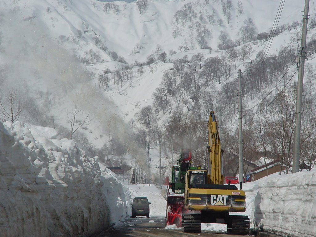 Spring has come in GINZANDAIRA! It is snow removal of a road.　銀山平に春が来た！道路の除雪だ。 by 7l1ksv