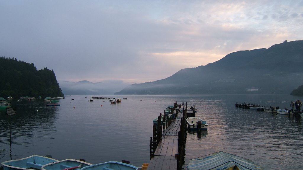 Ashinoko Lake. Hakone bay.　芦ノ湖-箱根湾-くろさわボート桟橋。 by 7l1ksv