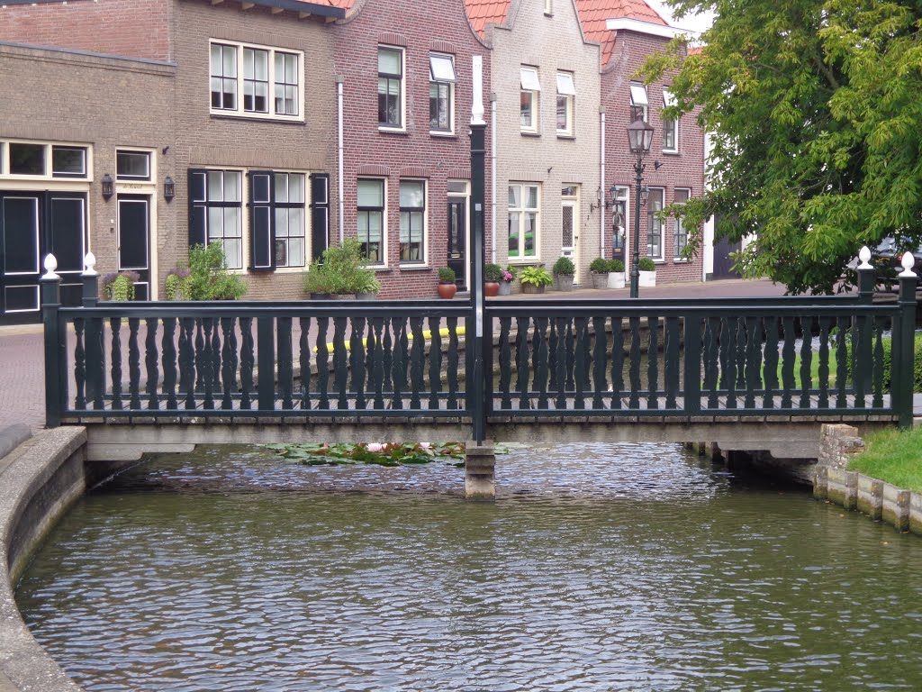 Brug over Kerkring bij Nederlands Hervormde Kerk Nieuwe Tonge by © rdnjc