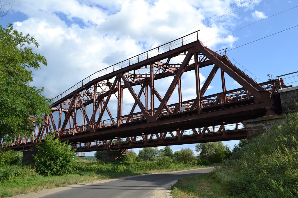 Railway bridge close in Irpin, Ukraine 25.7.2013. by JuhaVnt