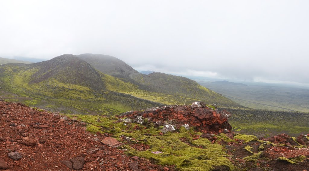 2013-07-22 Panorama from the highest point of Ƥrihnúkar (three summits volcano) to remaining two summits. by Andrew Stehlik