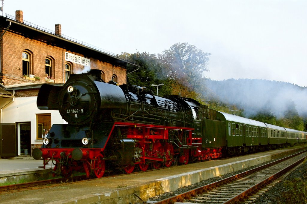 Bahnhof mit Elstertal Express by R.Berger