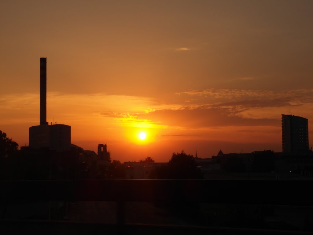 Západ slunce z nadjezdu (sunset from an overpass) by Hanulinka