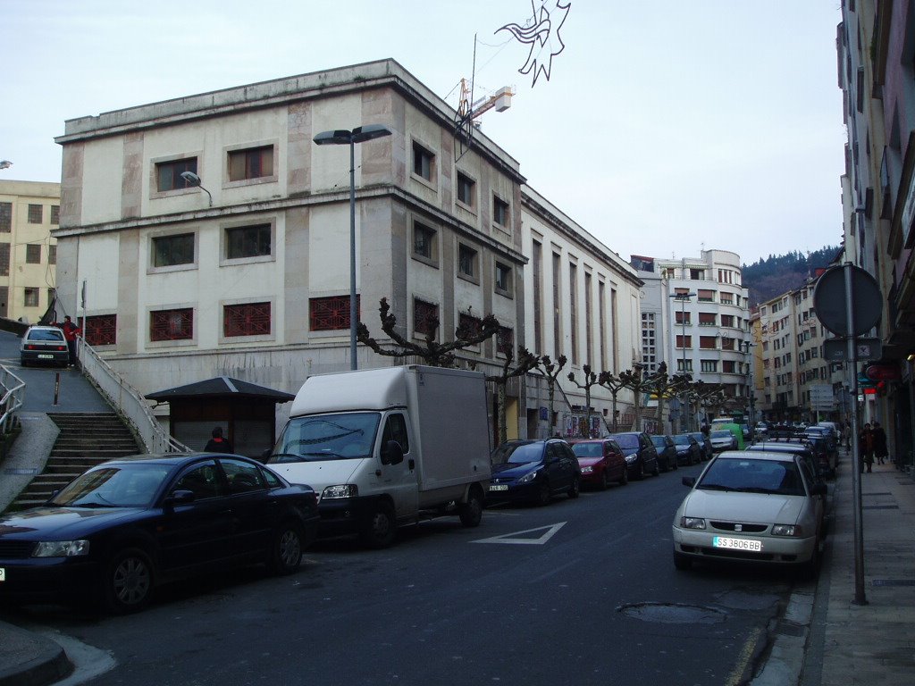 Calle Errebal y antiguo mercado de abastos by xabier3007