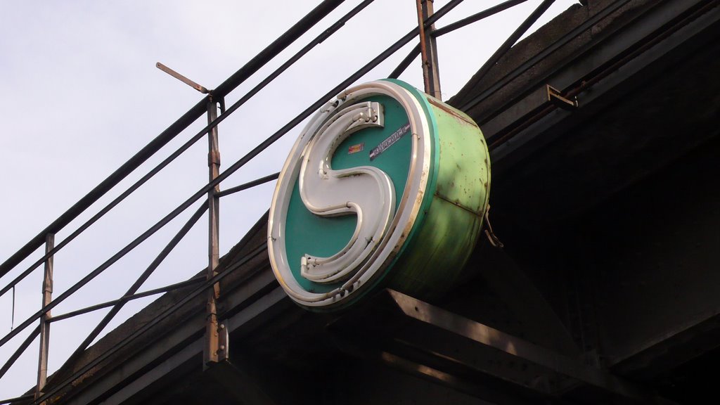 Ostkreuz - Old S-Bahn Sign by antenna