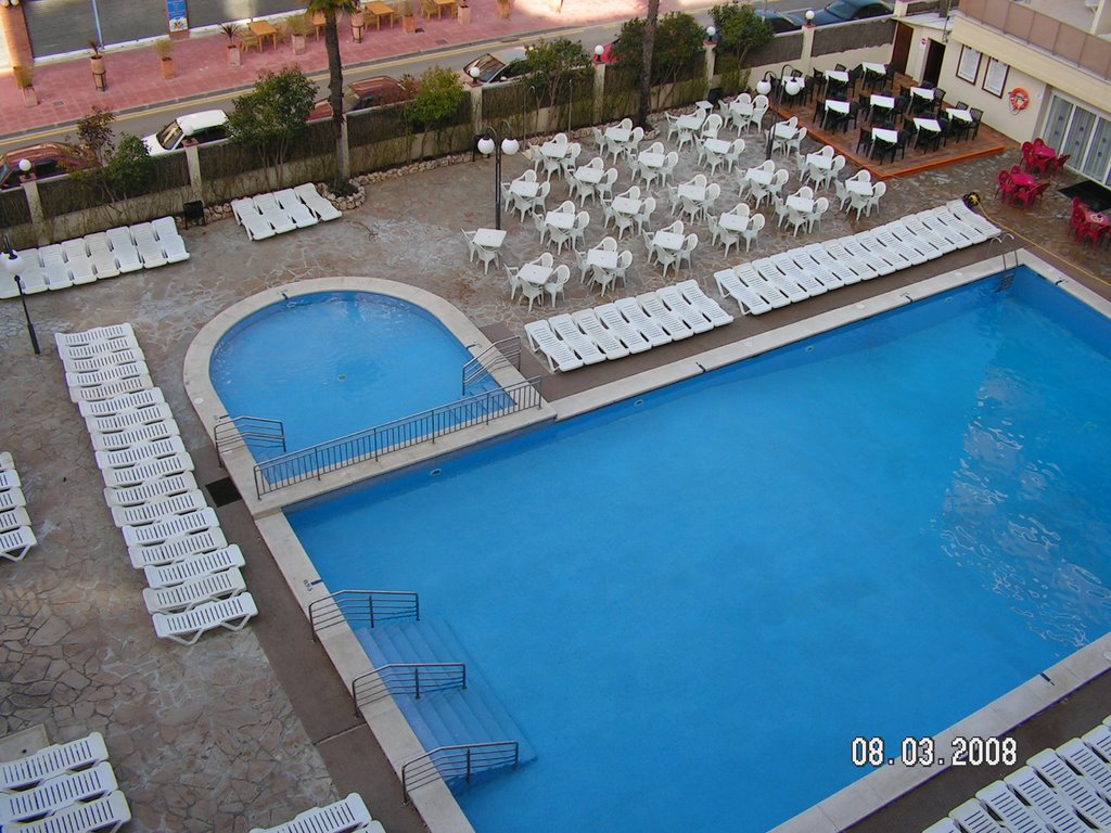 Royal beach hotel-view of the pool with fifth floors by zrinko