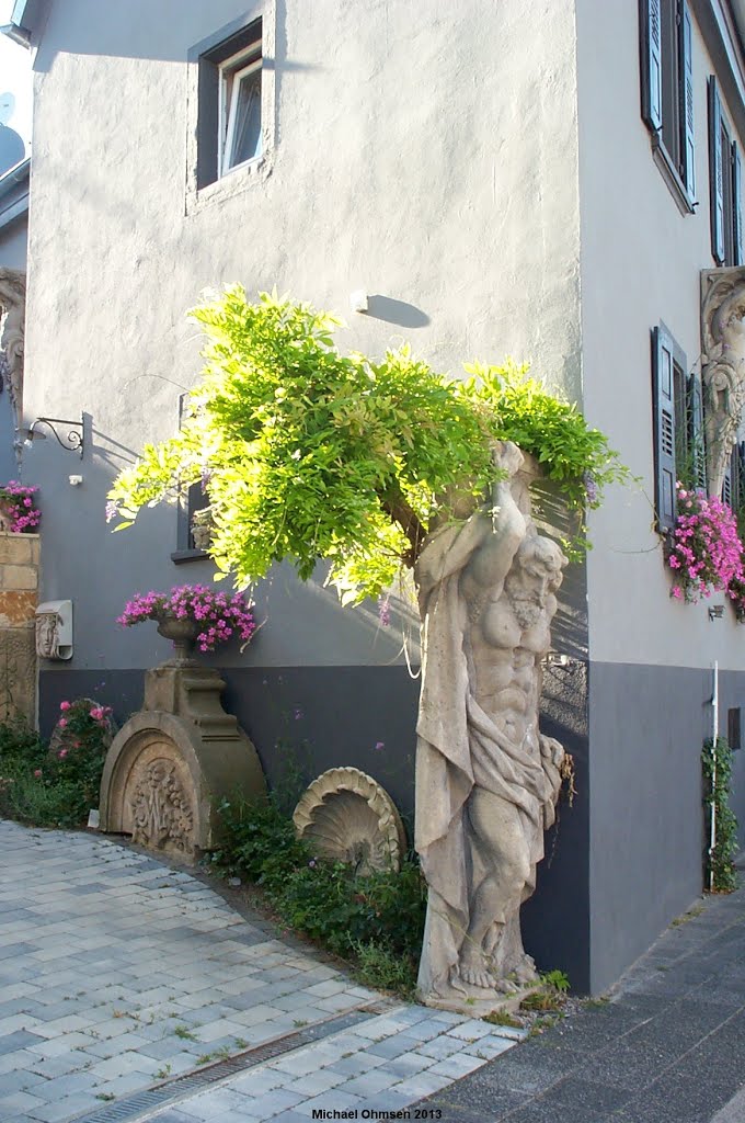 Atlas-Statue in Landau OT Nußdorf by Michael Ohmsen