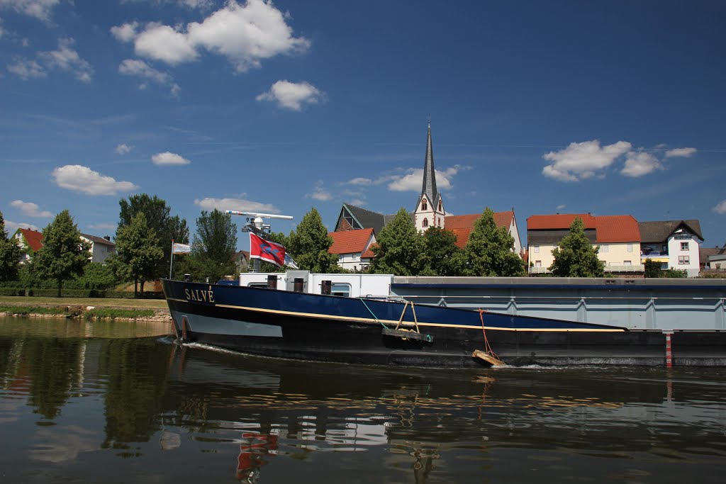 Ein Güterschiff auf dem Main vor der Kulisse von Erlenbach im Juli 2013 by kdh865