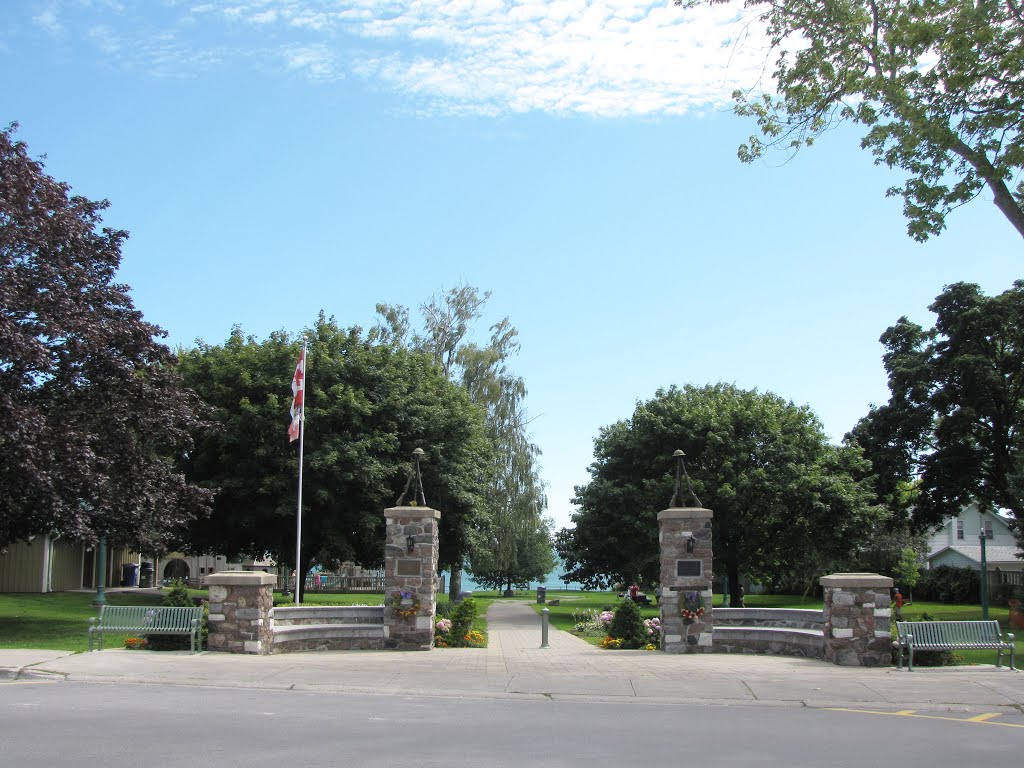 Wellington town park and war memorial. by Steve Manders