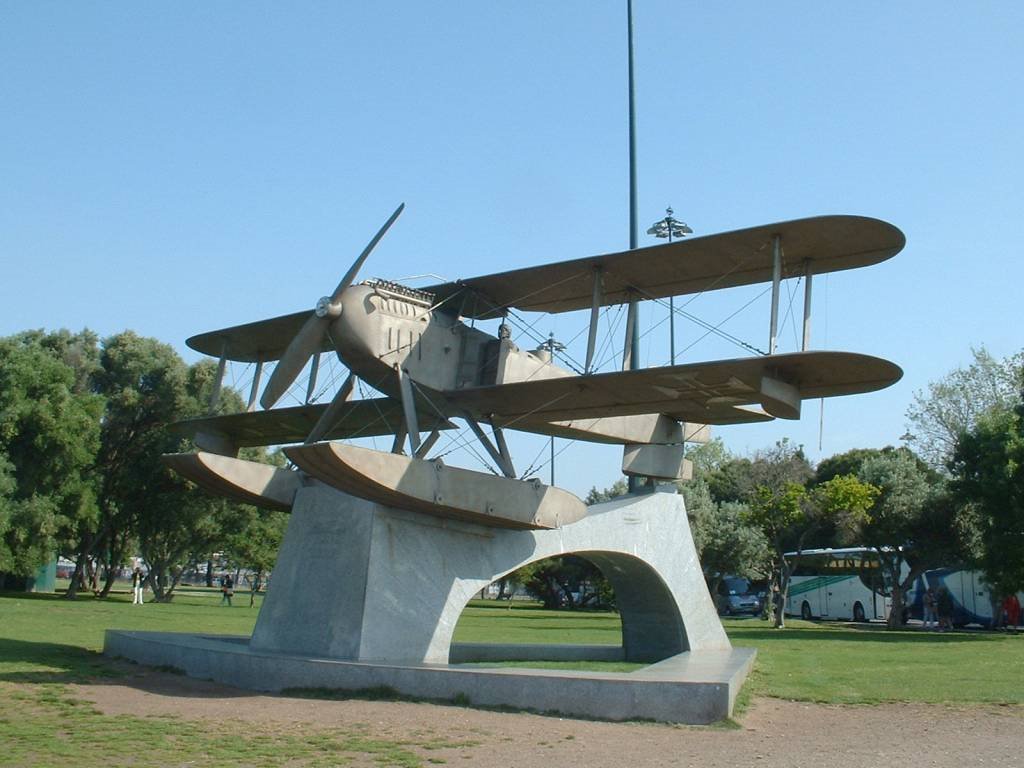 Portugal, Lisbonne le monument en mémoire aux aviateurs pour la traversé de l'Atlantique Sud by Roger-11