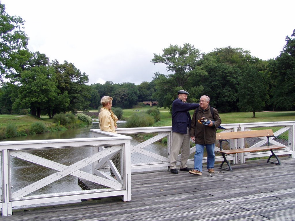 Grenzübegang im Park. Die Stiftung »Fürst-Pückler-Park Bad Muskau« verwaltet und unterhält für den Freistaat Sachsen den deutschen Parkteil in partnerschaftlicher Kooperation mit den verantwortlichen Denkmalpflegern der Republik Polen by Schwiemonster