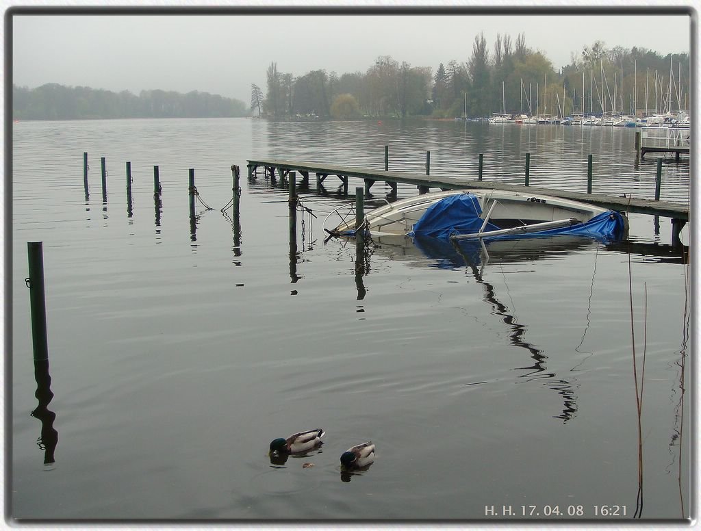 Ein Segelboot klagt an....! by H. Hönow