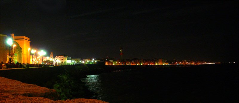 Vista nocturna desde el Campo del Sur by anuba