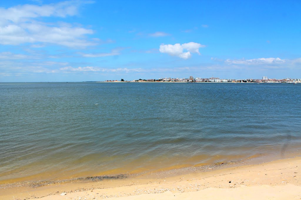 O Barreiro visto da Praia da Ponta dos Corvos, Seixal by Margarida Bico