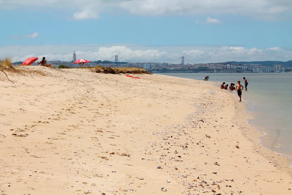 Praia da Ponta dos Corvos, Seixal by Margarida Bico