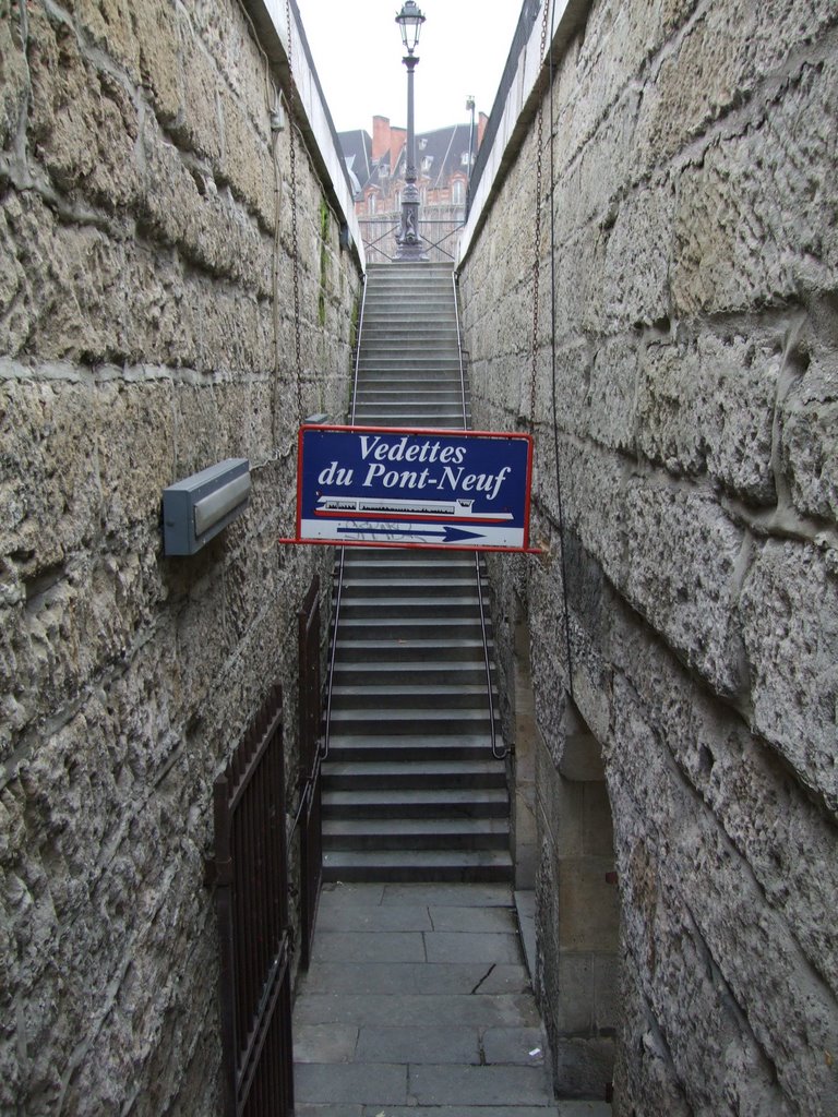 Entrance to Square du Vert-Galant by Alan L.