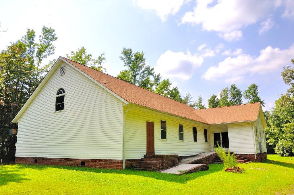 VIRGINIA: JAMES CITY COUNTY: TOANO:the brand new Living Word Church of God, 255 Ivy Hill Road (S.R. 657) by Douglas W. Reynolds, Jr.