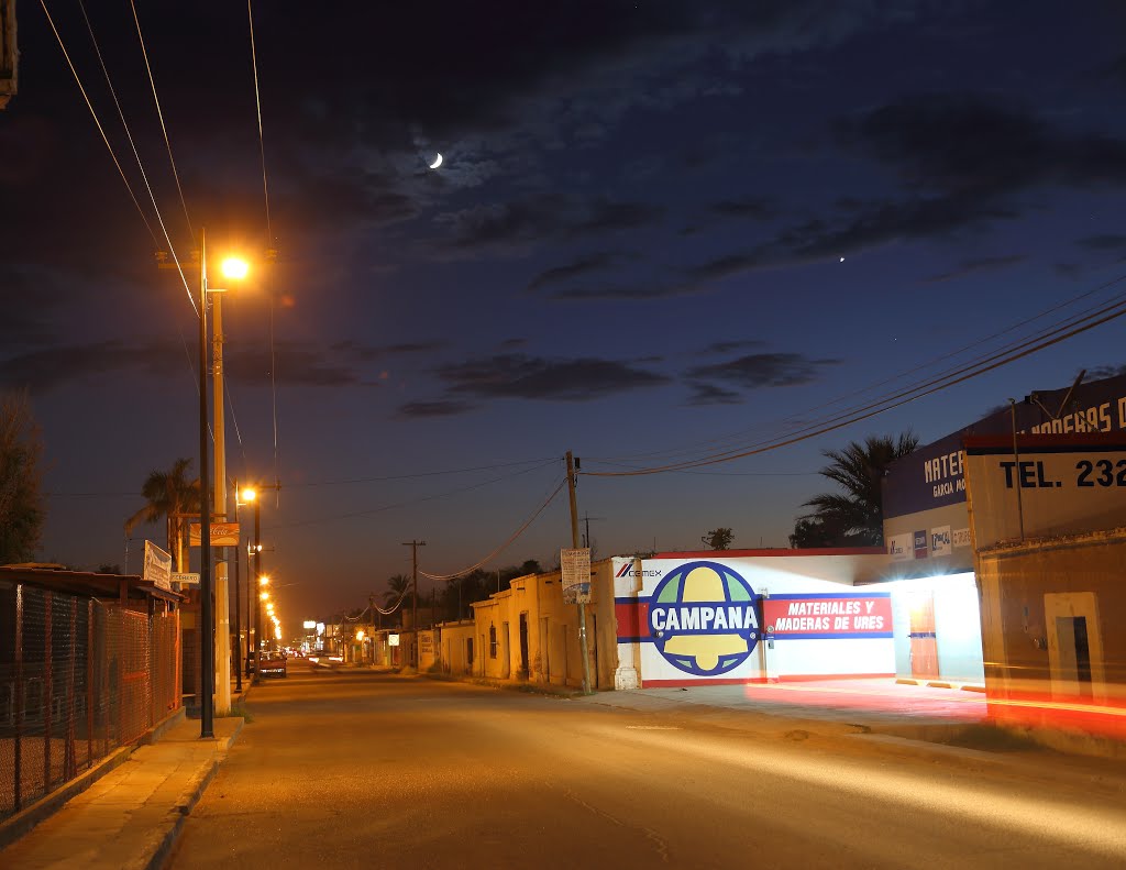 Carretera de noche, enfrente de los raspados. by sergio.dojaque