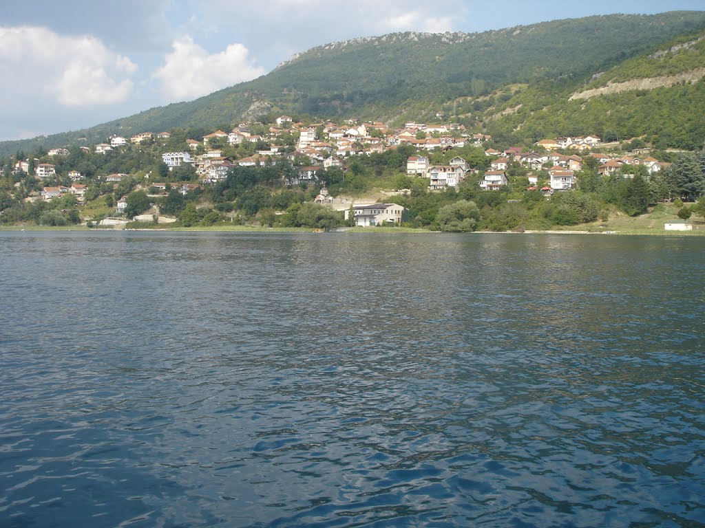 Поглед на туристичката населба Долно Коњско / Dolno Konjsko near Ohrid, Macedonia by Марио Шаревски - МАКЕДОНИЈА