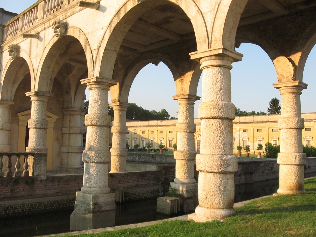 Piazzola sul Brenta: Villa Contarini, il porticato di raccordo con l'esedra del piazzale by mhl50_bnc