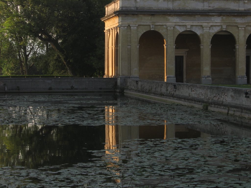 Piazzola sul Brenta: Villa Contarini, la vasta piscina dell'ala Est by mhl50_bnc