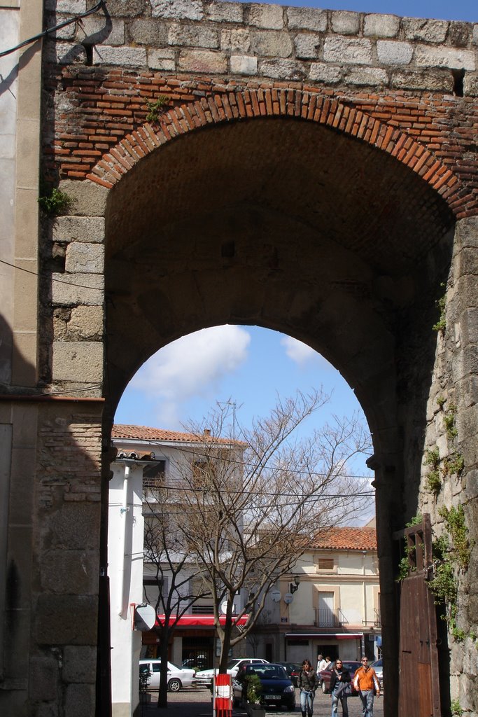 Puerta de la muralla by Carlos Usano Serra