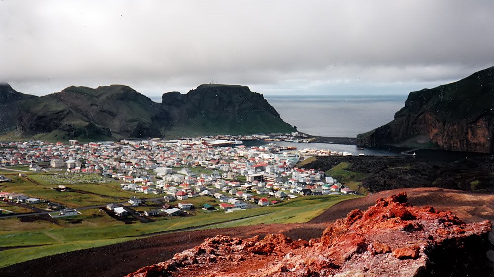 Overview of Vestmannaeyjar from the Eldfell by mottoth