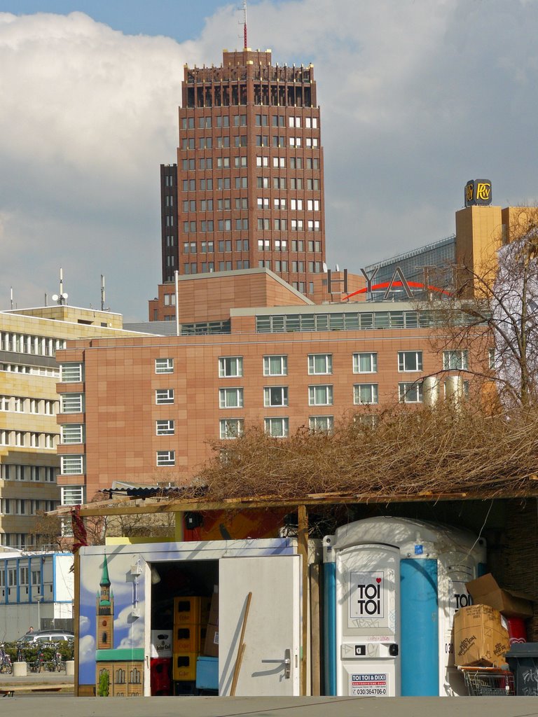 Eine etwas andere Sicht auf den Potsdamer Platz... ein bißchen mehr von hinten... by tumblr.tk