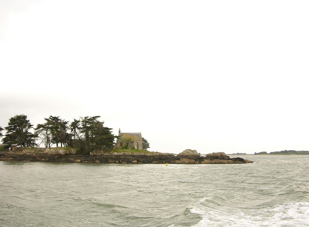 L'île Boëdic et sa chapelle, vues du nord by François Madic