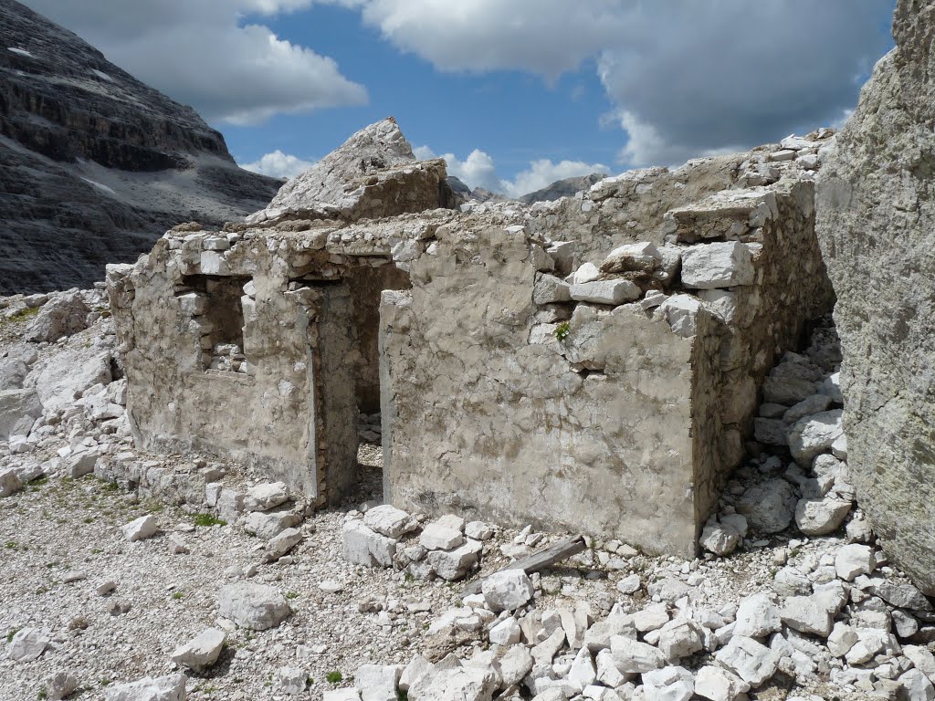 Baraccamenti italiani a Forcella Fontananegra by Lorenzo Colombo