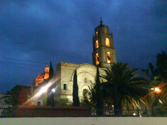 Iglesia de noche by Hector Javier Mena