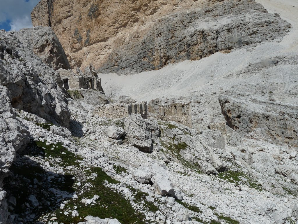 Baraccamenti italiani a Forcella Fontananegra by Lorenzo Colombo