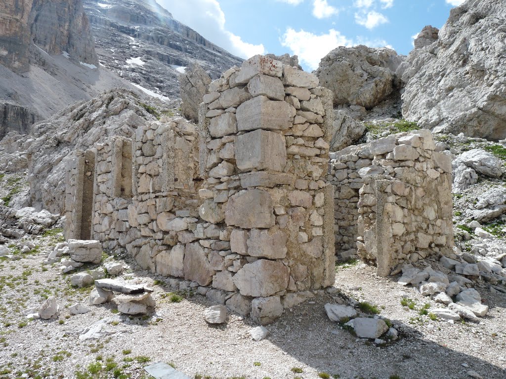 Baraccamenti italiani a Forcella Fontananegra by Lorenzo Colombo