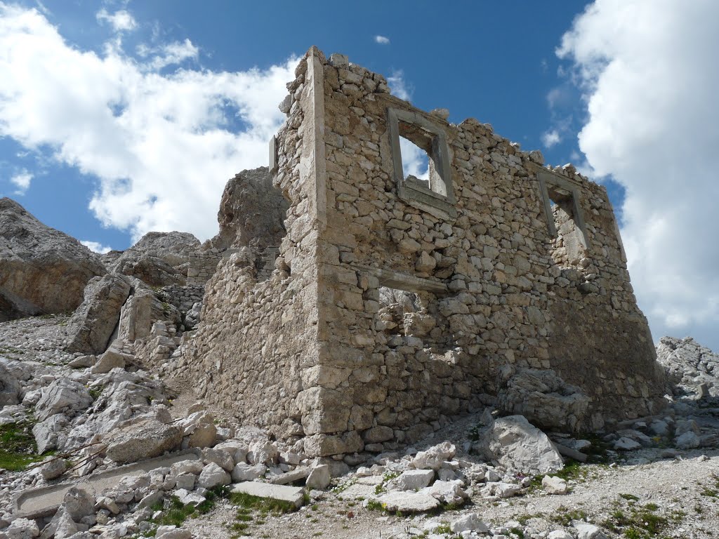 Baraccamenti italiani a Forcella Fontananegra by Lorenzo Colombo