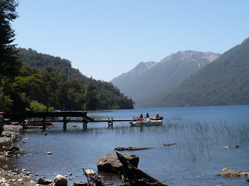 Muelle en el Lago Correntoso by infestans