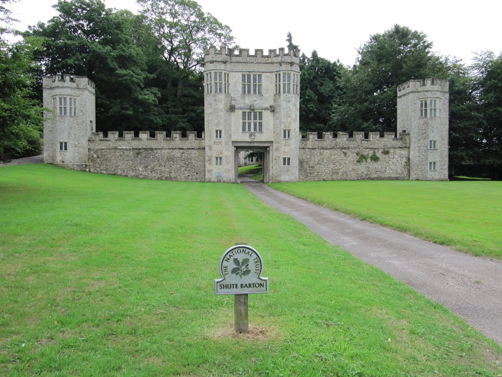 The gatehouse at Shute Barton, Shute, near Axminster by oldchippy