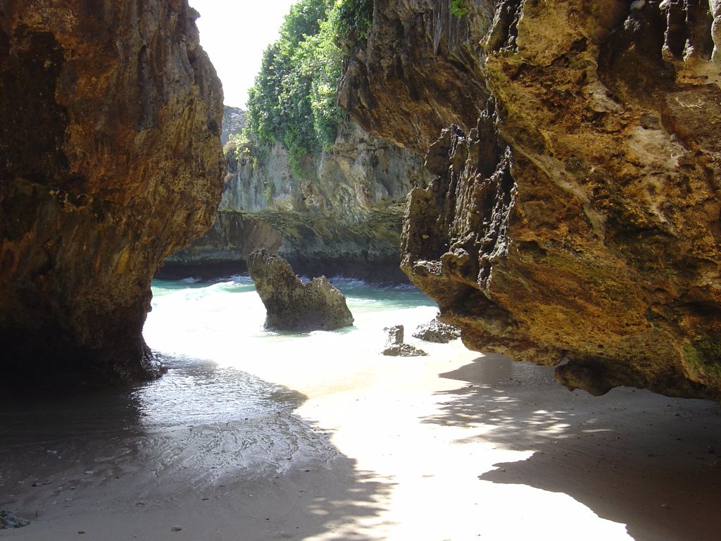 Pantai Suluban, Bali by Mathieu ROGER