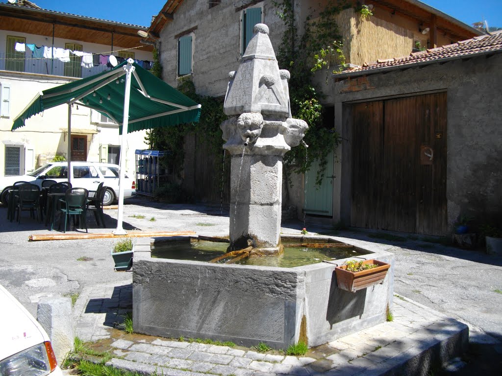 Fontaine à Thoard by Claudius B.