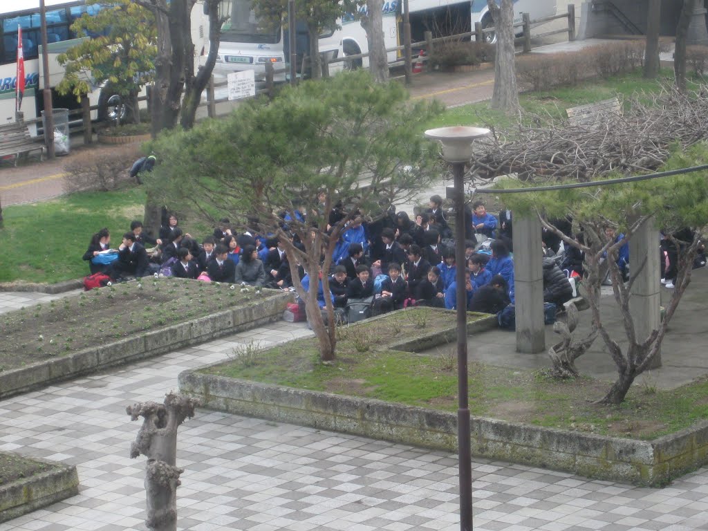 県の学校の子供たちは、列車で到着した後にクラスを待っている by johnmewing