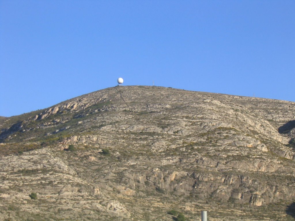 Radar meteorológico en la montaña de Cullera (Valencia) by SlimJean