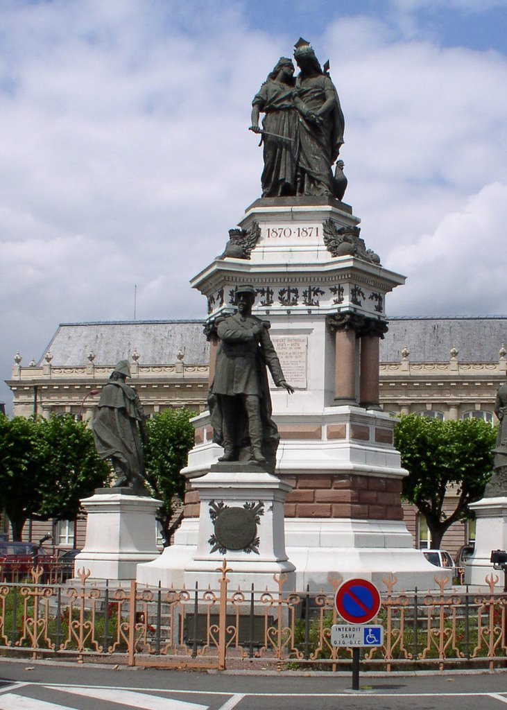 Statue des Trois Sièges by © Douglas MacGregor