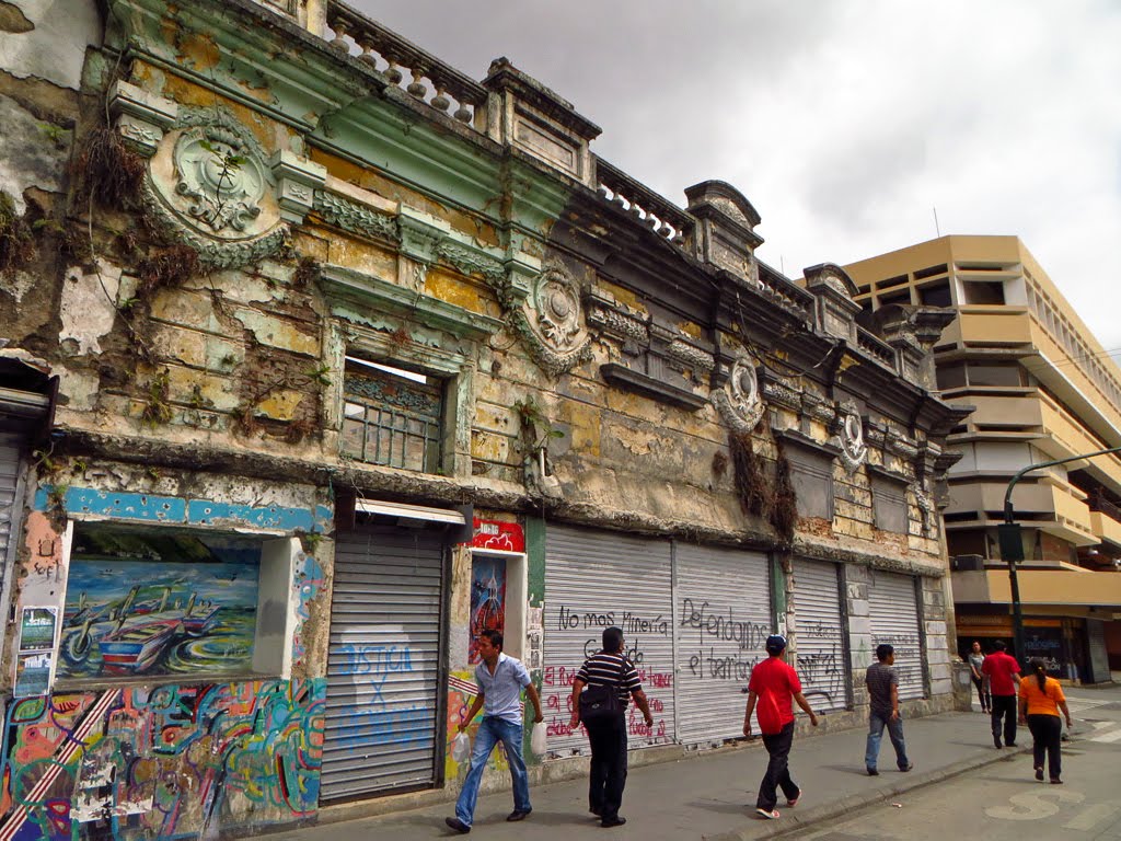 Guatemala City Street by CarmelH