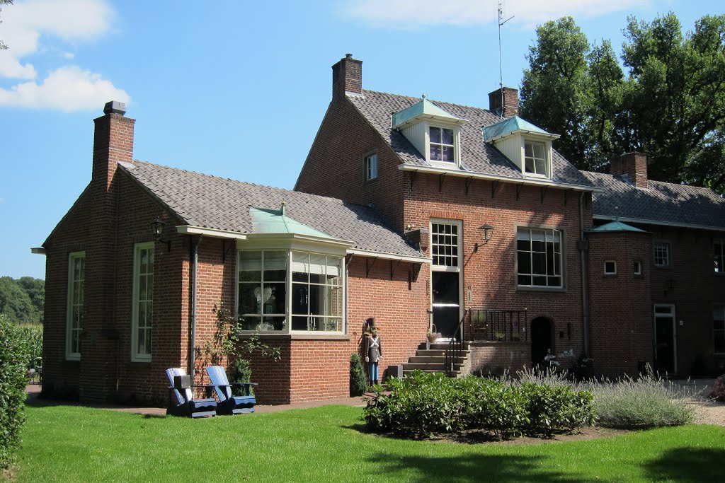 Luxury house at Ringallee Velp with decorations around the garden by Henq