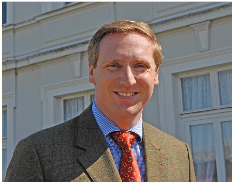 Minister Dr. Christian von Boetticher während einer Fotoausstellung auf Gut Projensdorf bei Kiel by Juliane Herrmann