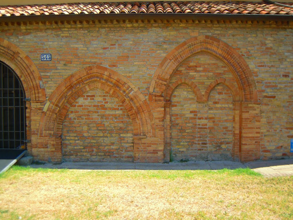 Porto Fuori (Ra) - Basilica di S.Maria - Nelle adiacenze/ In the vicinity of the church (16/08/2013) by esse est reminisci (SAVE PANORAMIO)