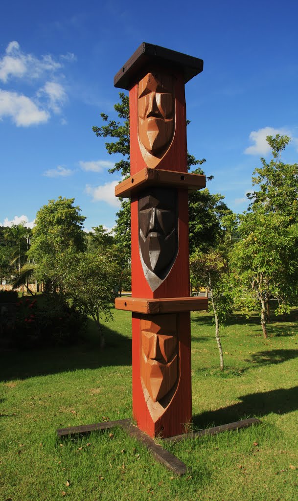 Escultura de los Reyes Magos en el Jardín Botánico de Caguas by Ricardo David Jusino