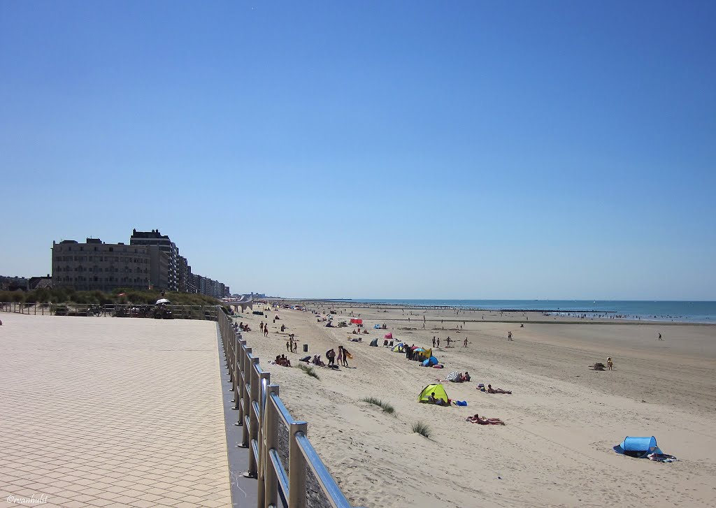 Middelkerke, zicht op de rotonde Westende en strand by Vanhulst