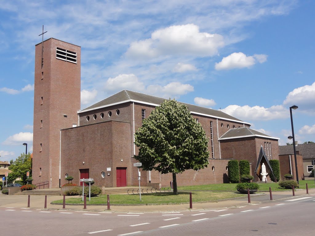 Heilige Familiekerk Witgoor by Pascal Van Acker