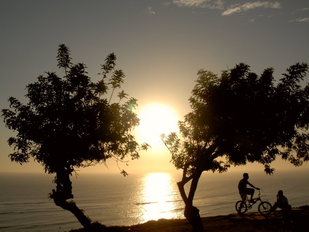 Atardecer en el Malecon Paul Harris by Manuel Balarezo Cerd…